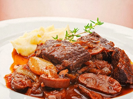 Гювеч с телешко месо, печурки, чесън, горчица и доматено пюре на фурна - снимка на рецептата
